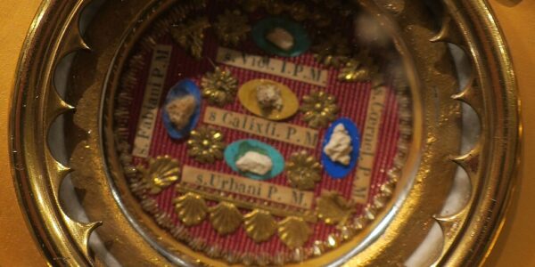 Museum_of_Catholic_Art_and_History_(Columbus,_Ohio)_-_Relics_of_Pope_Saints_Victor,_Callixtus_Urban_I,_Fabian,_Cornelius